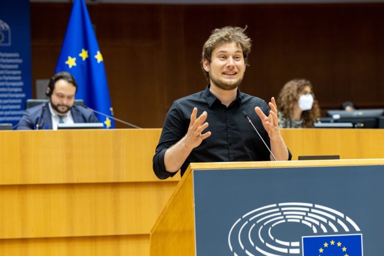EP-114565I_Plenary_18_Erasmus