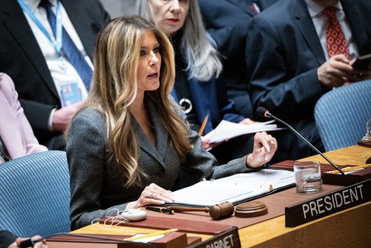 La primera dama Melania Trump se dirige al Consejo de Seguridad de la ONU, defendiendo la paz a través de la educación.