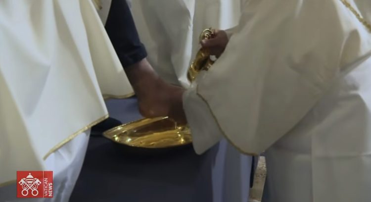 Papa Leone: “Davanti alla brutalità umana Gesù s’inginocchia per lavare le nostre ferite”