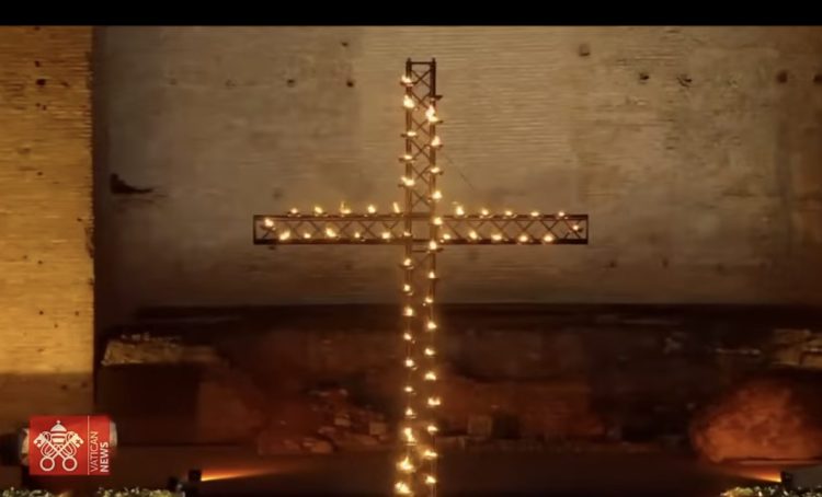 Leone XIV porta la Croce che riconcilia l’umanità con il Padre