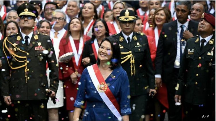 Keiko Fujimori giura da Presidente: l’appello all’unità per riconciliare un paese frammentato