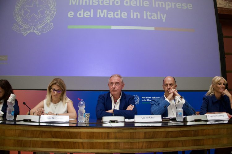 Urso all’Ue, «La crisi sta investendo tutta la filiera auto: subito le riforme» (ES)