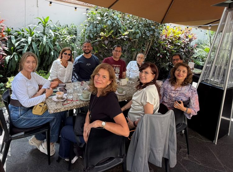 Un desayuno dominical cultural con Marco Martos Carrera