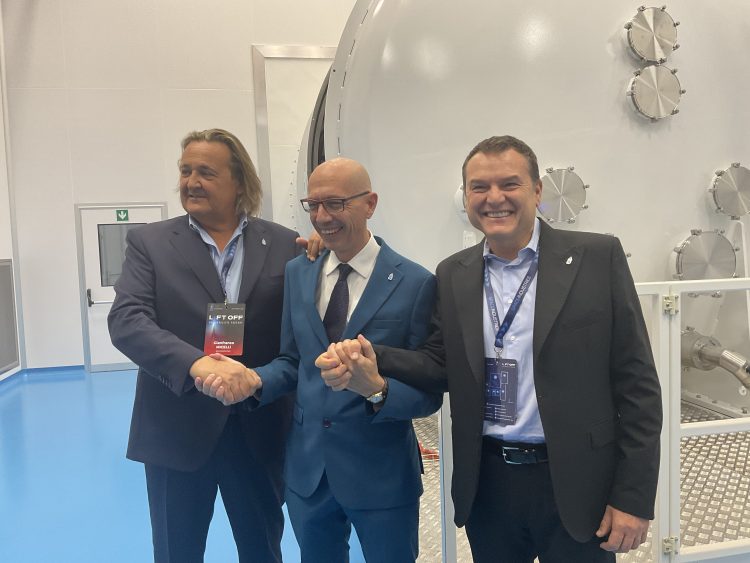 Nace en Turín la nueva era de la producción industrial privada de satélites.